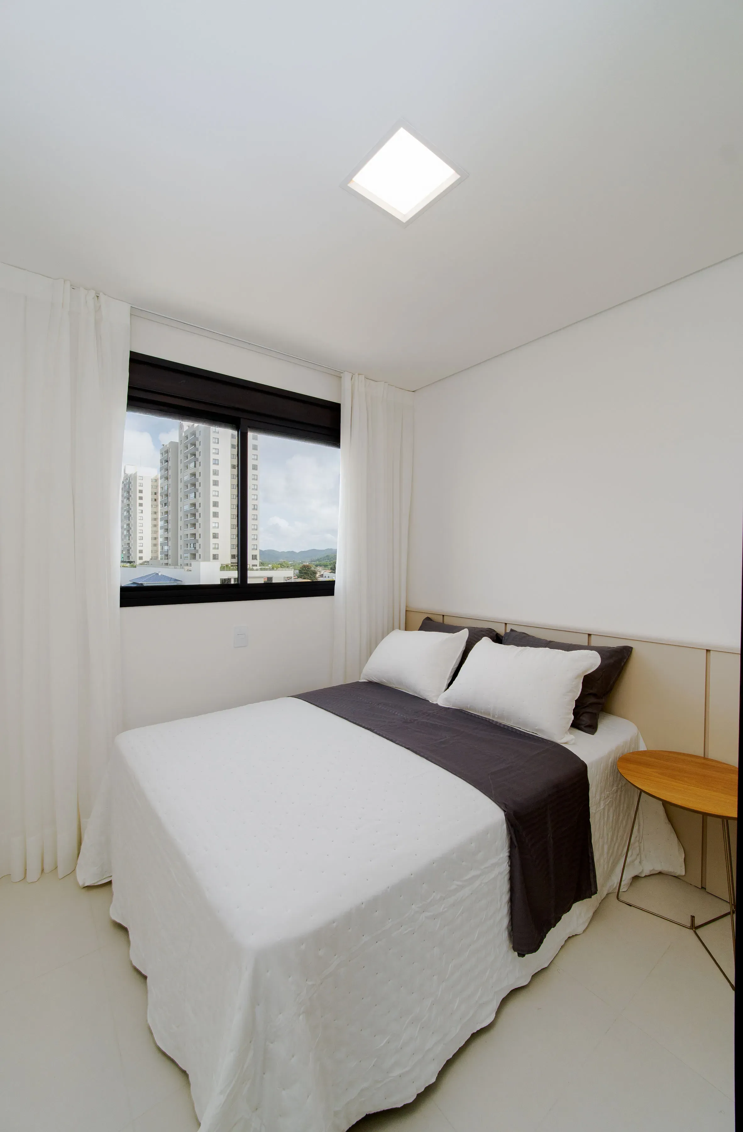 Apartamento todo mobiliado com 3 dormitórios sendo 1 suíte e 1 vaga de garagem em Penha/SC