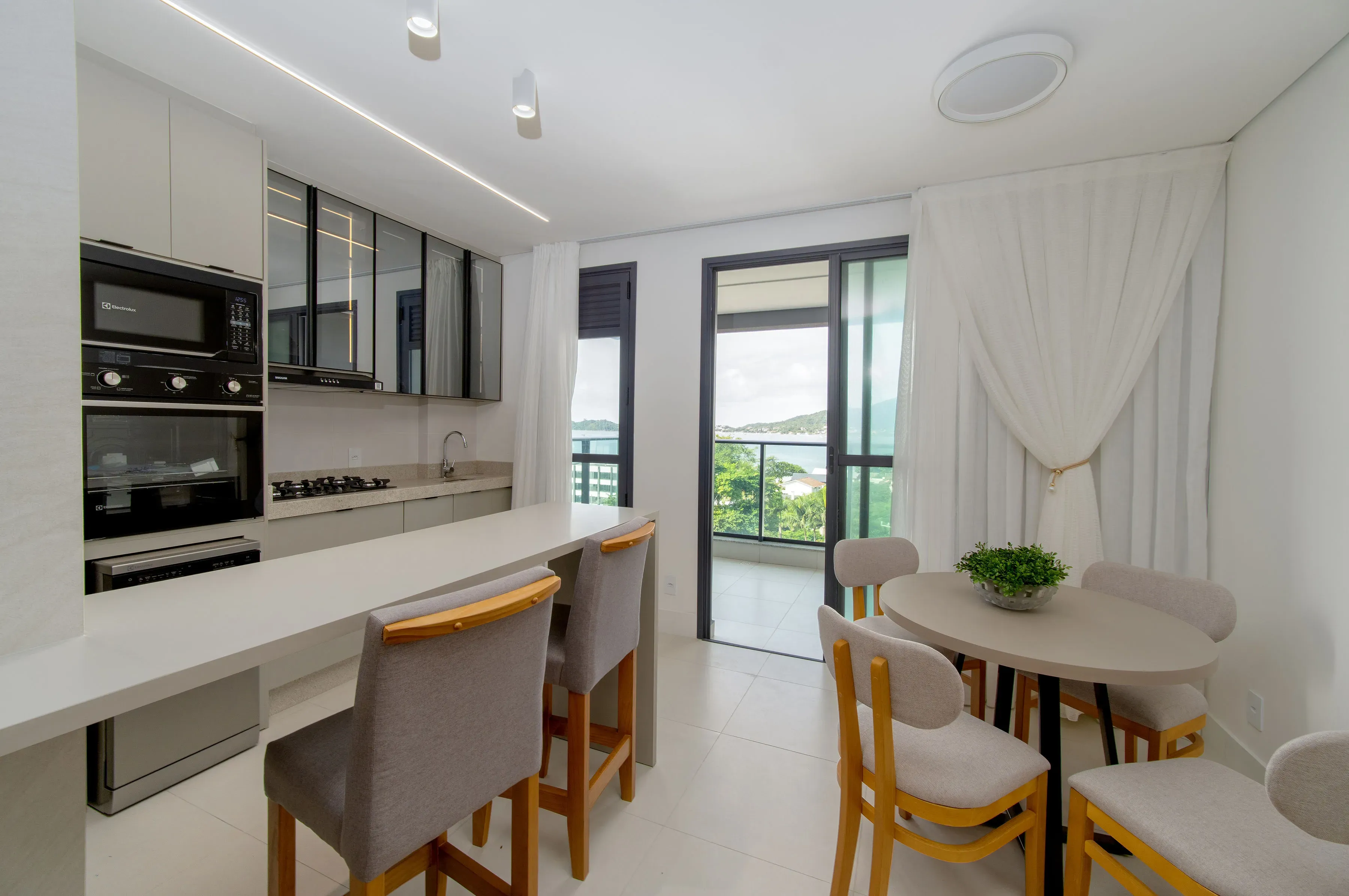 Apartamento todo mobiliado com 3 dormitórios sendo 1 suíte e 1 vaga de garagem em Penha/SC