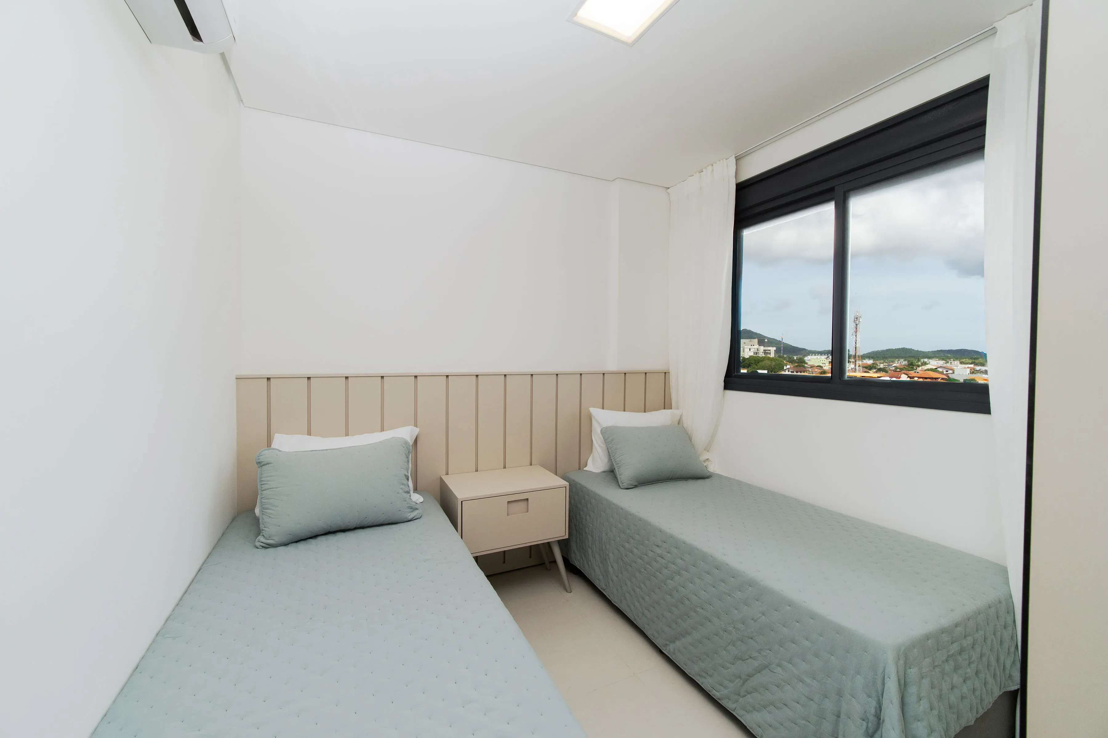 Apartamento todo mobiliado com 3 dormitórios sendo 1 suíte e 1 vaga de garagem em Penha/SC