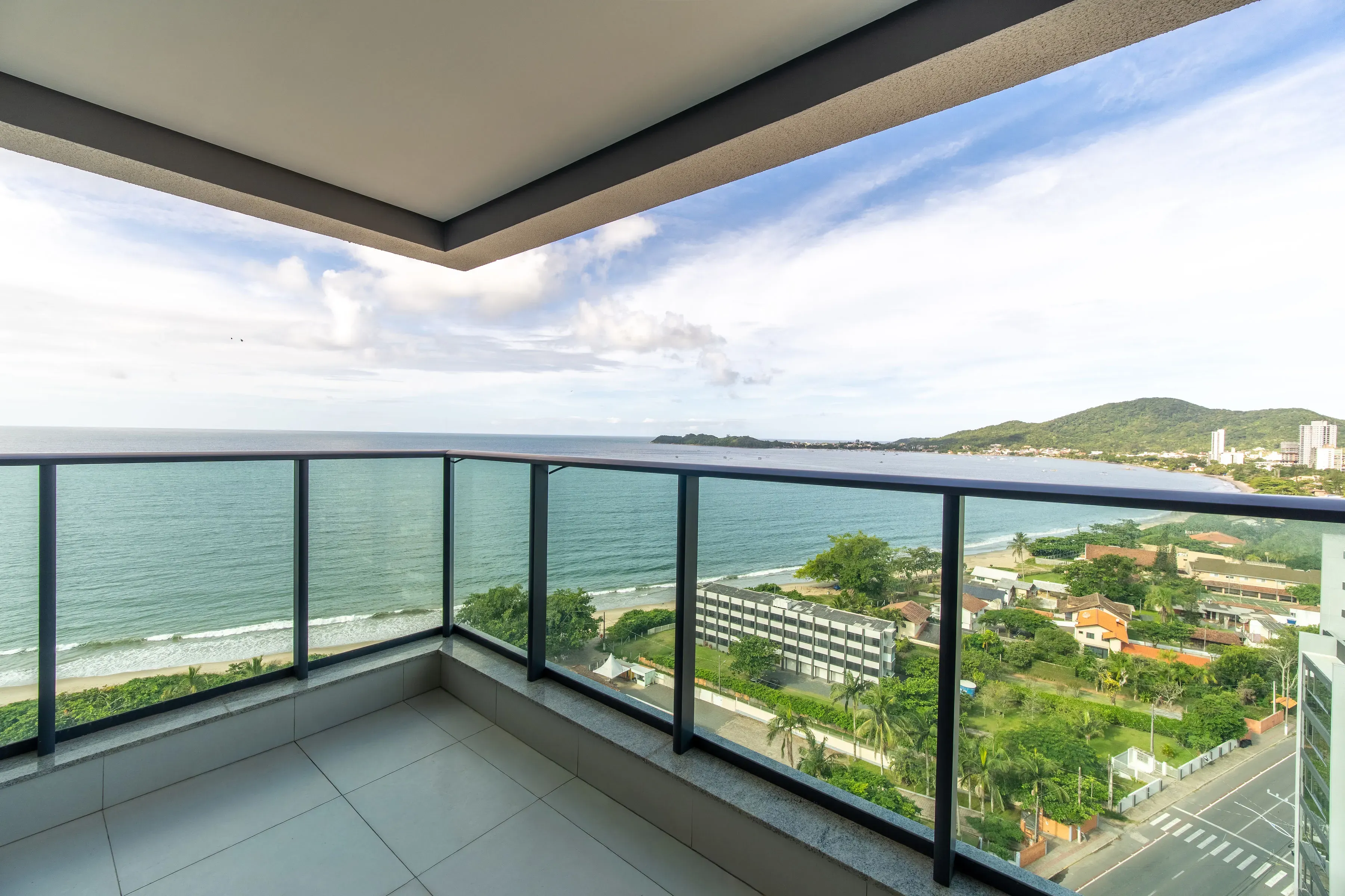 Apartamento todo mobiliado com 3 dormitórios sendo 1 suíte e 1 vaga de garagem em Penha/SC
