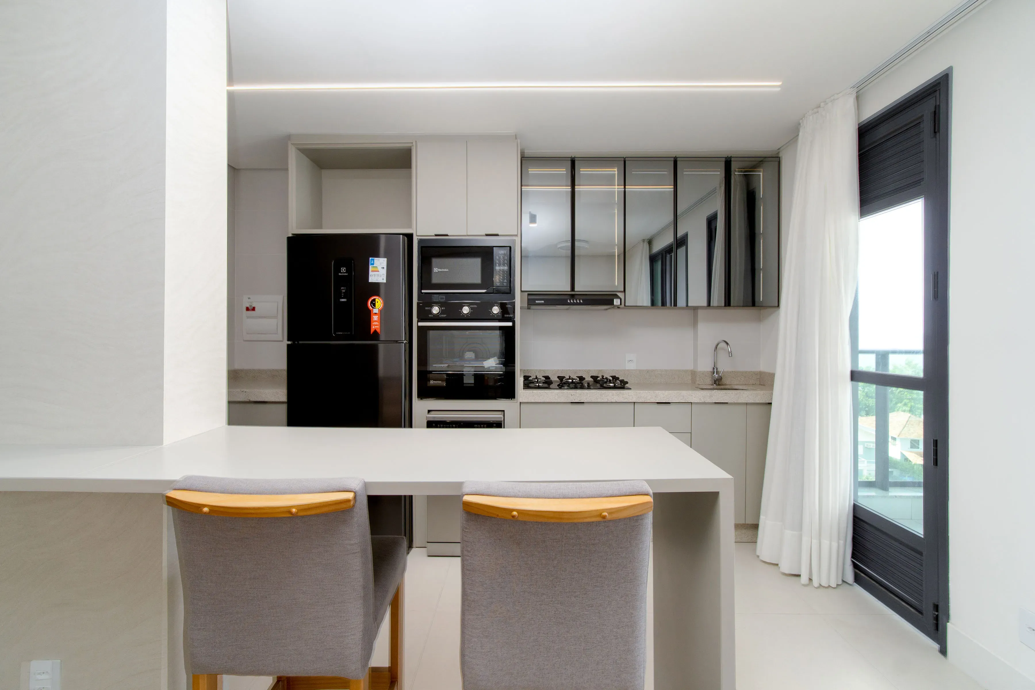 Apartamento todo mobiliado com 3 dormitórios sendo 1 suíte e 1 vaga de garagem em Penha/SC