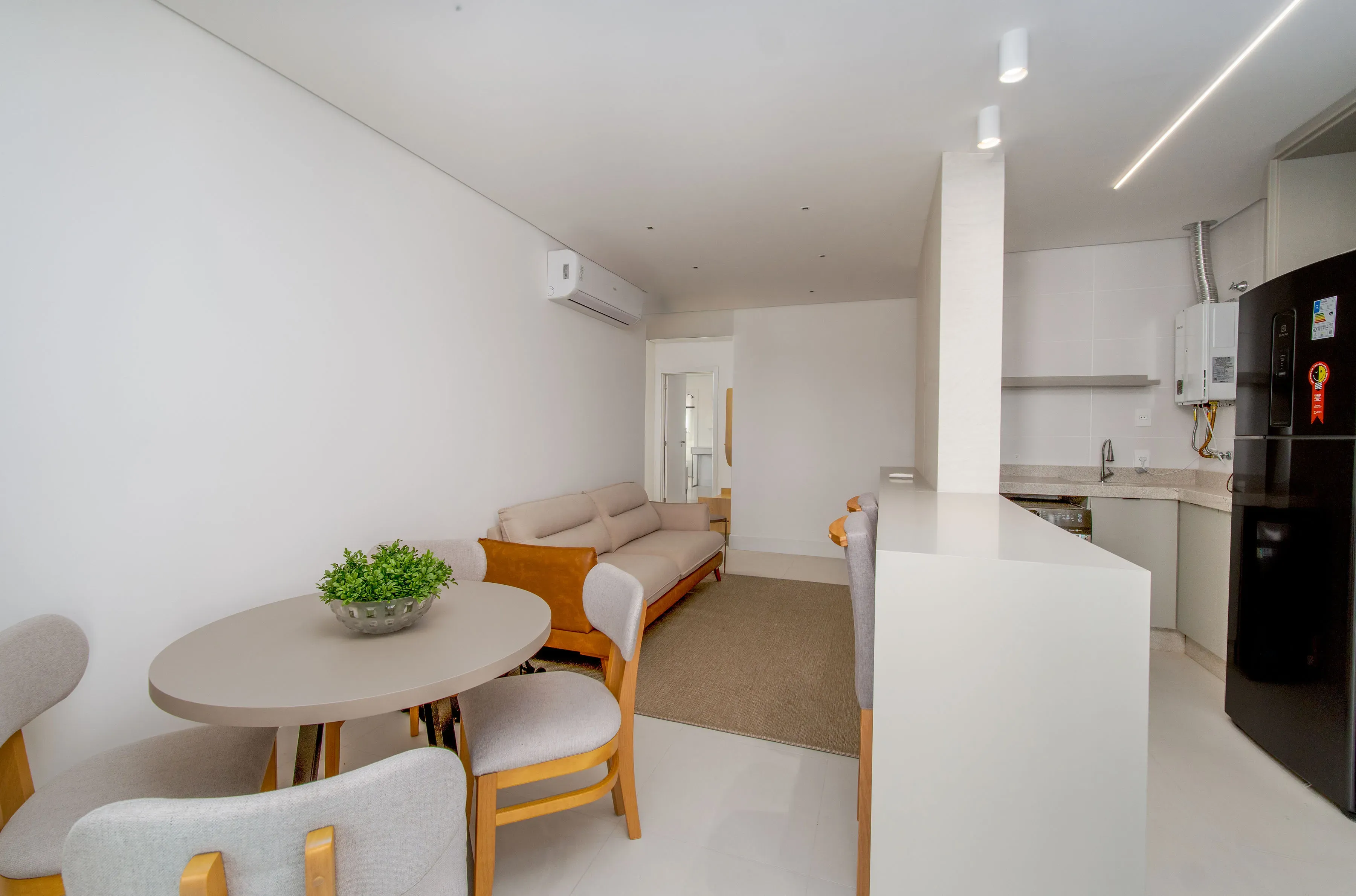 Apartamento todo mobiliado com 3 dormitórios sendo 1 suíte e 1 vaga de garagem em Penha/SC