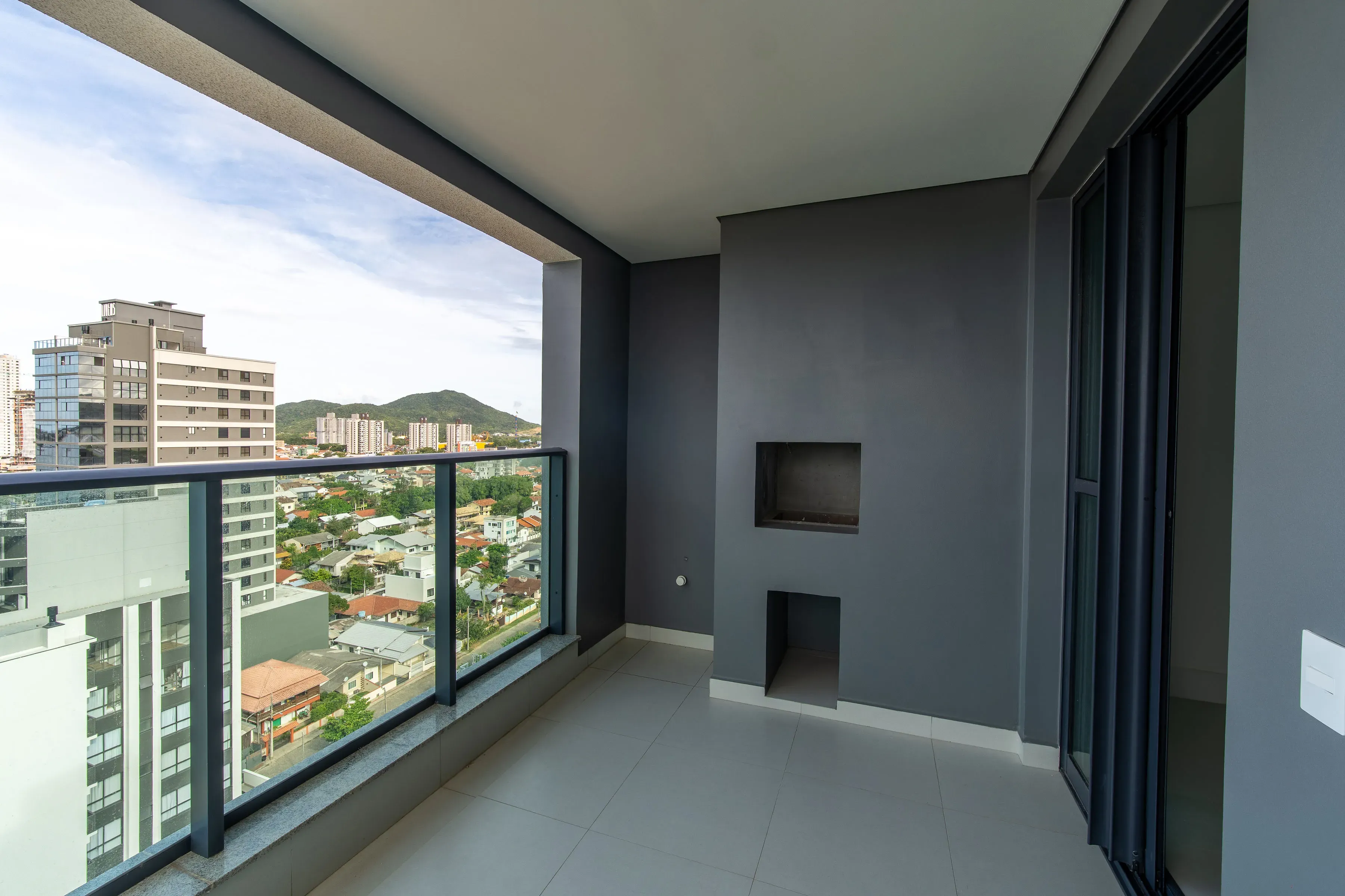 Apartamento todo mobiliado com 3 dormitórios sendo 1 suíte e 1 vaga de garagem em Penha/SC