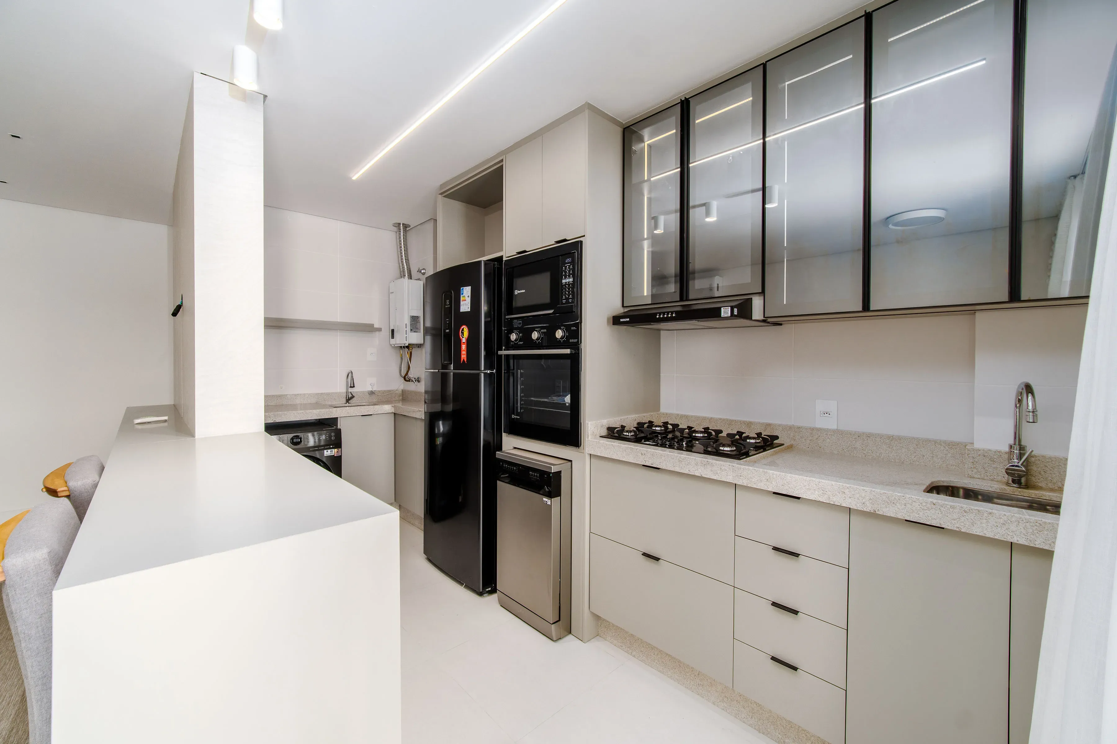 Apartamento todo mobiliado com 3 dormitórios sendo 1 suíte e 1 vaga de garagem em Penha/SC
