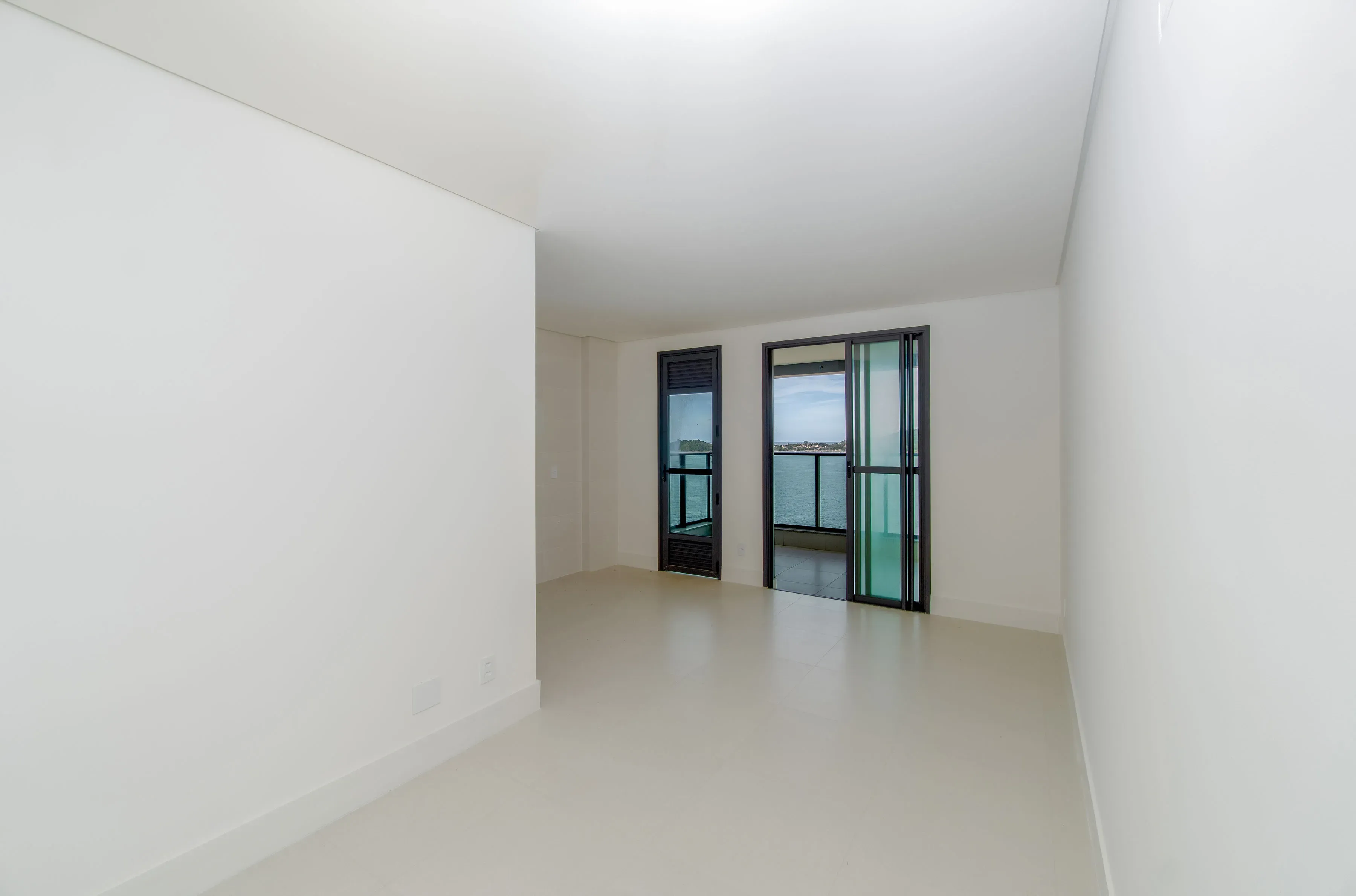 Apartamento com 3 dormitórios sendo 1 suíte e 2 vagas de garagem em Penha/SC