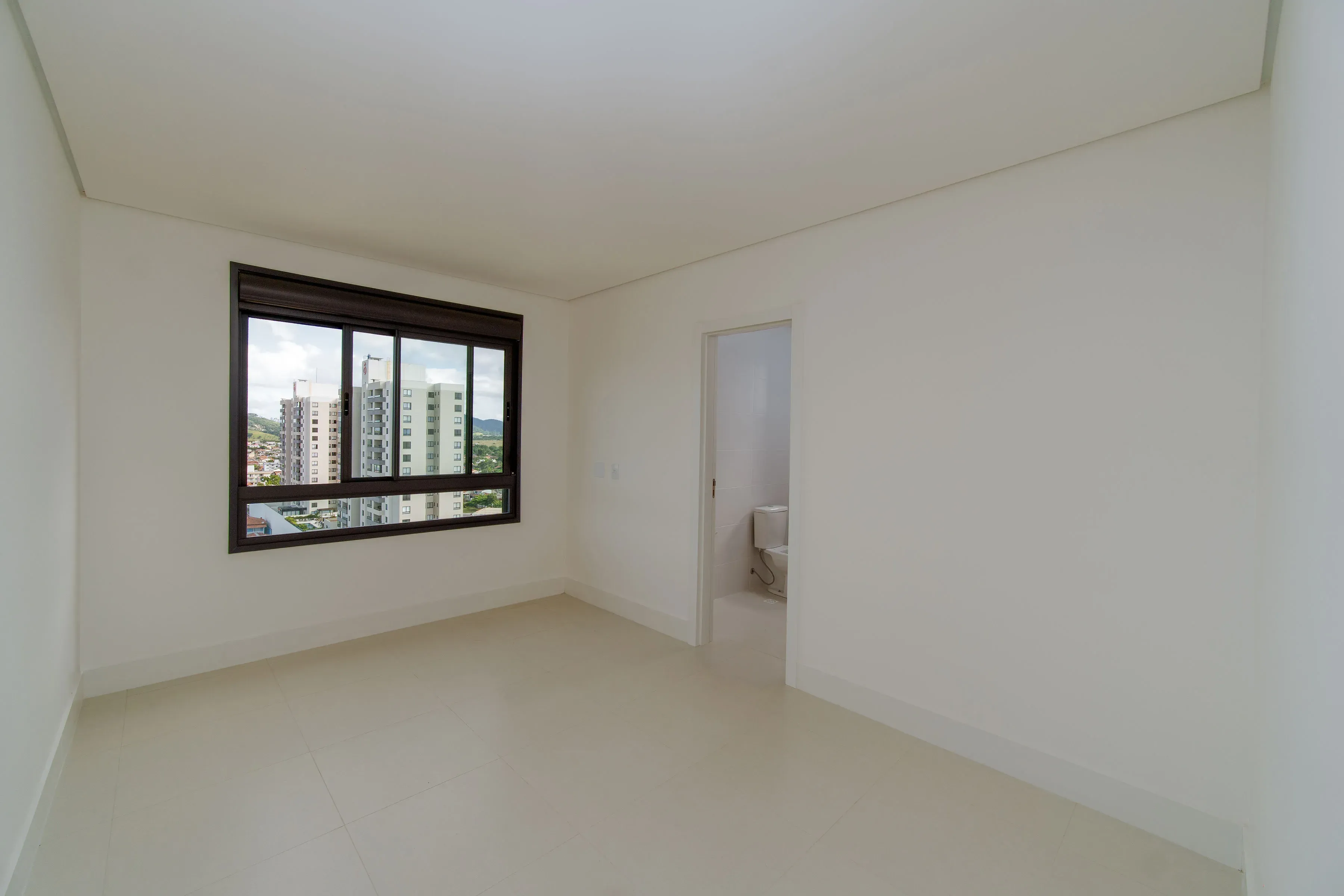 Apartamento com 3 dormitórios sendo 1 suíte e 2 vagas de garagem em Penha/SC