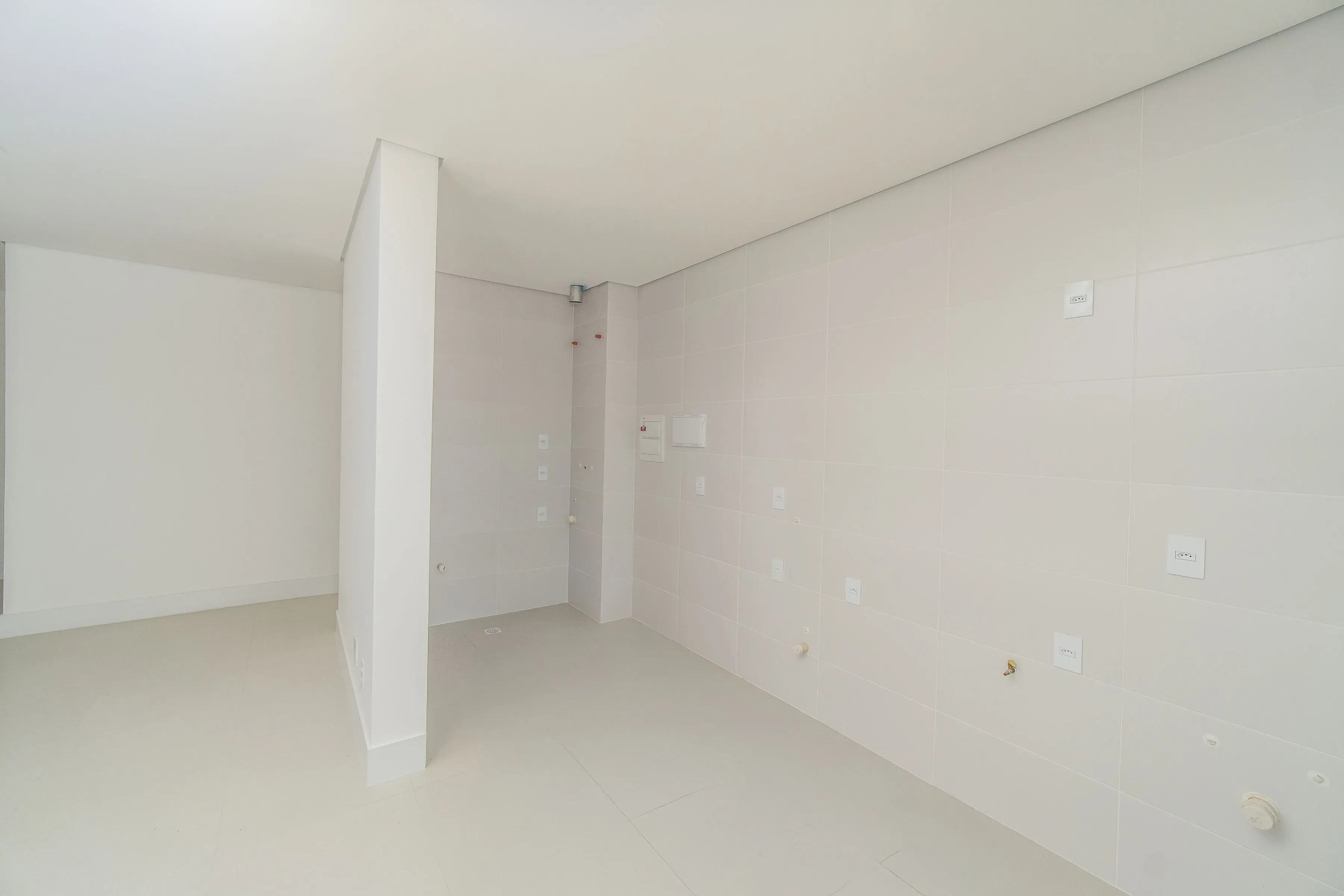 Apartamento com 3 dormitórios sendo 1 suíte e 2 vagas de garagem em Penha/SC