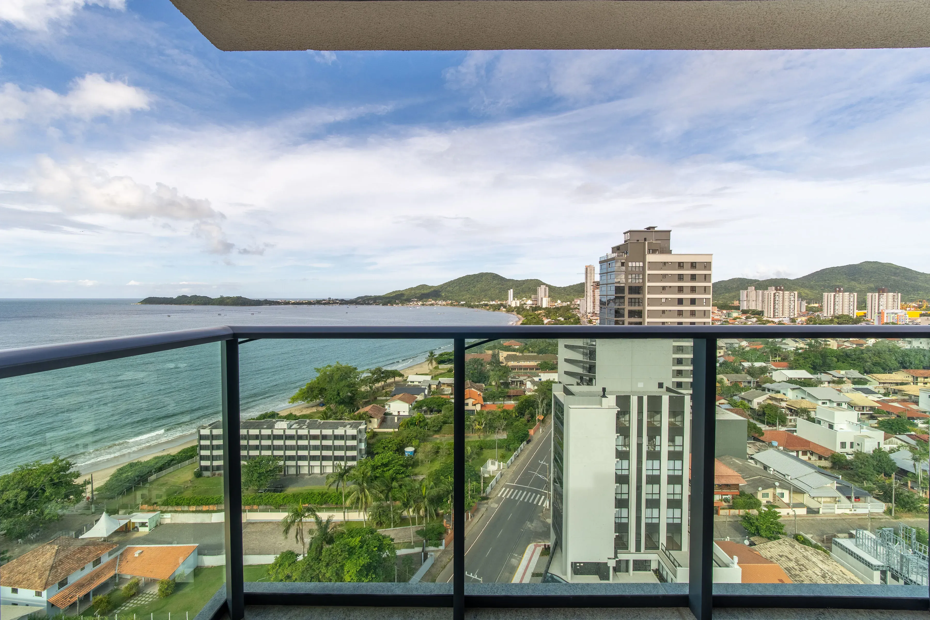 Apartamento com 3 dormitórios sendo 1 suíte e 2 vagas de garagem em Penha/SC