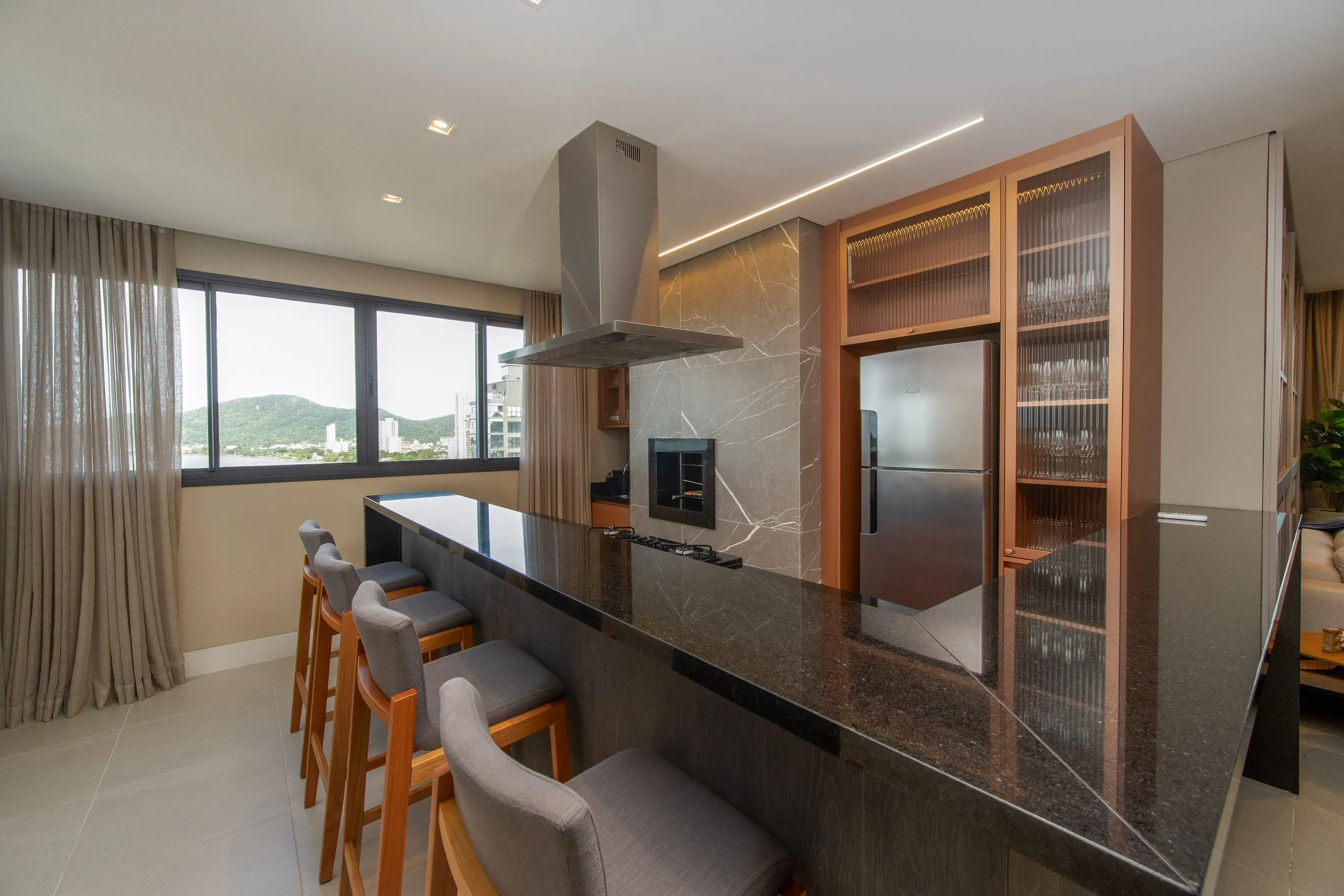 Apartamento com 3 dormitórios sendo 1 suíte e 2 vagas de garagem em Penha/SC