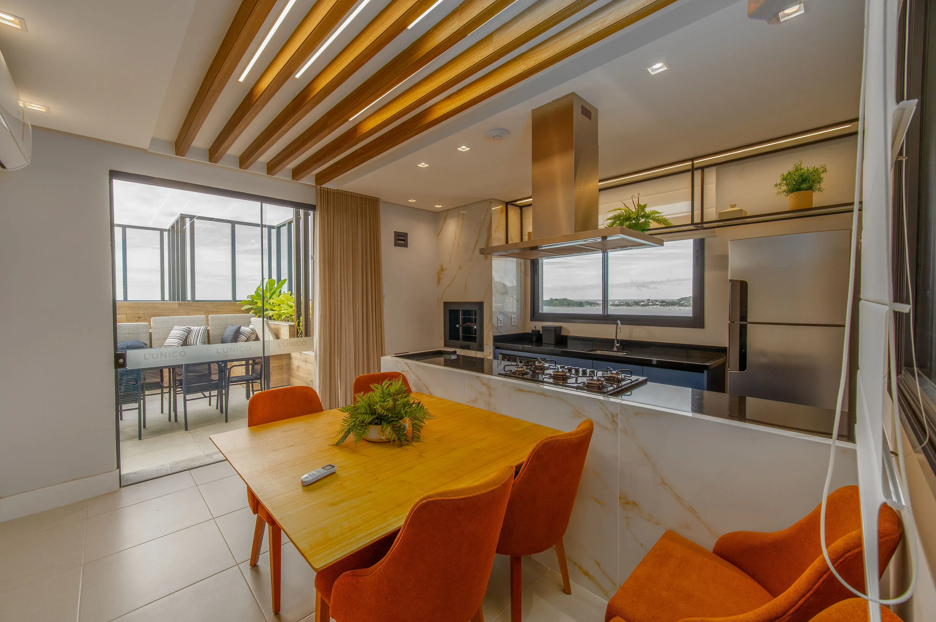 Apartamento com 3 dormitórios sendo 1 suíte e 2 vagas de garagem em Penha/SC