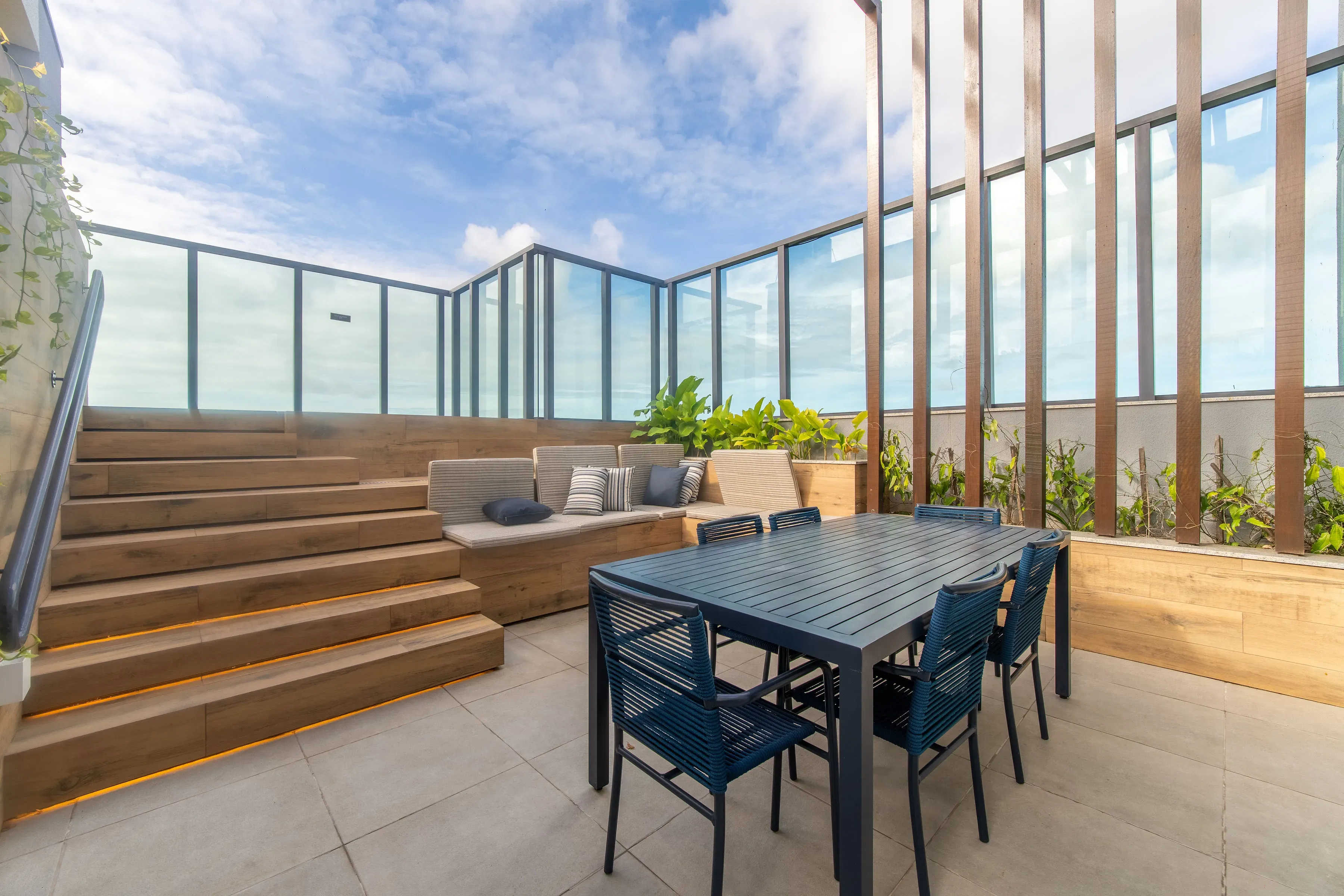 Apartamento com 3 dormitórios sendo 1 suíte e 2 vagas de garagem em Penha/SC