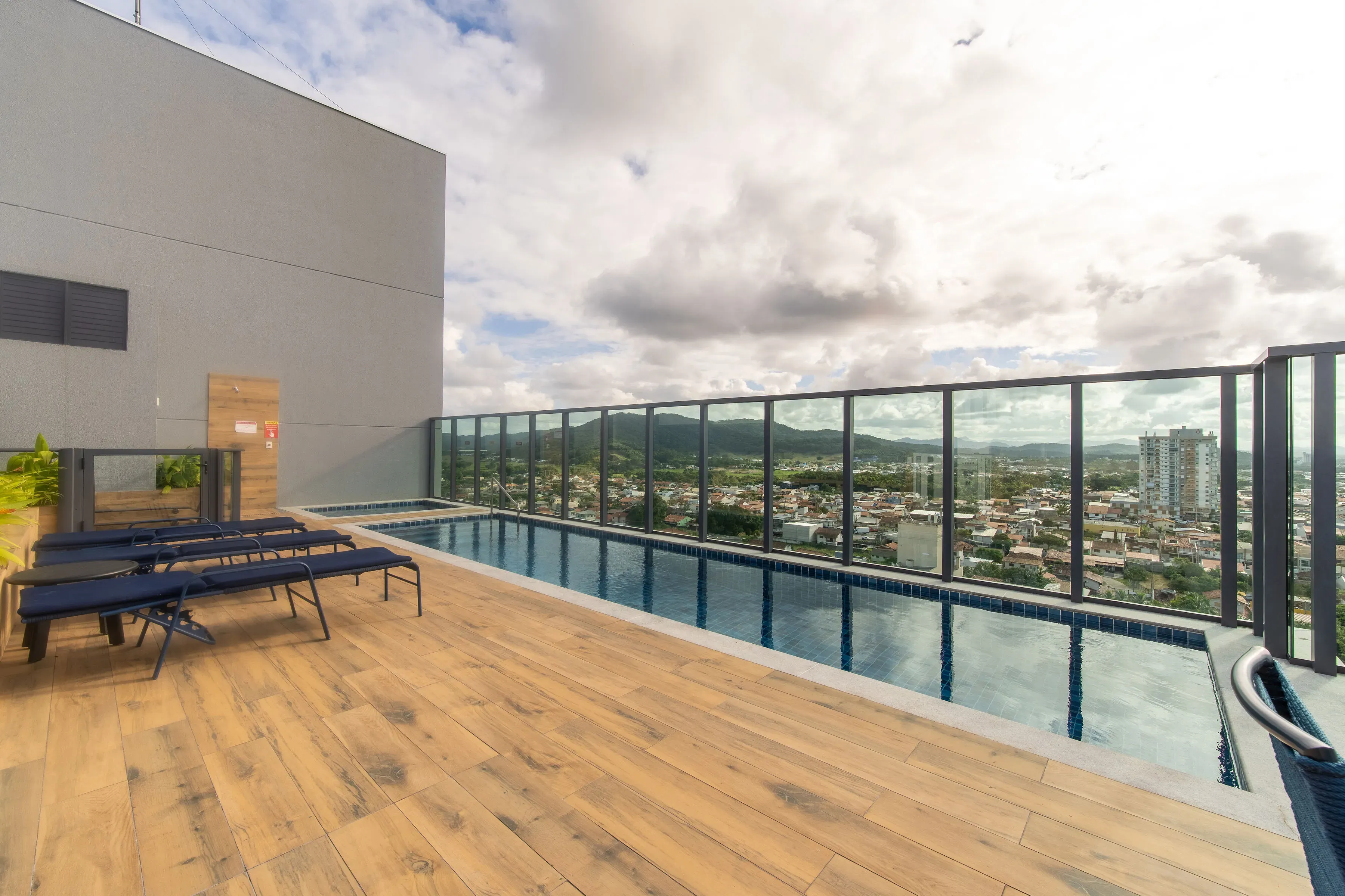 Apartamento com 3 dormitórios sendo 1 suíte e 2 vagas de garagem em Penha/SC