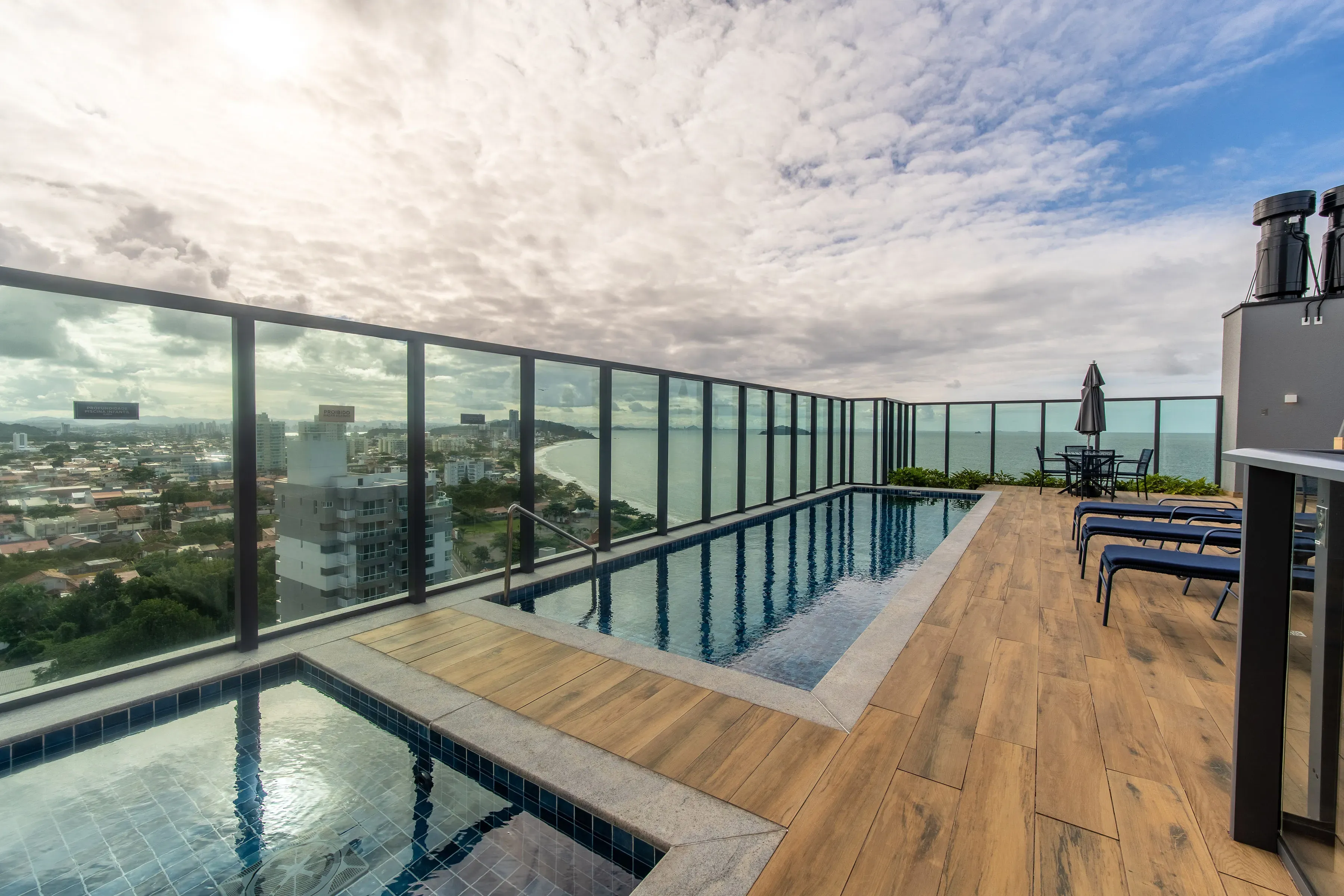 Apartamento com 3 dormitórios sendo 1 suíte e 2 vagas de garagem em Penha/SC