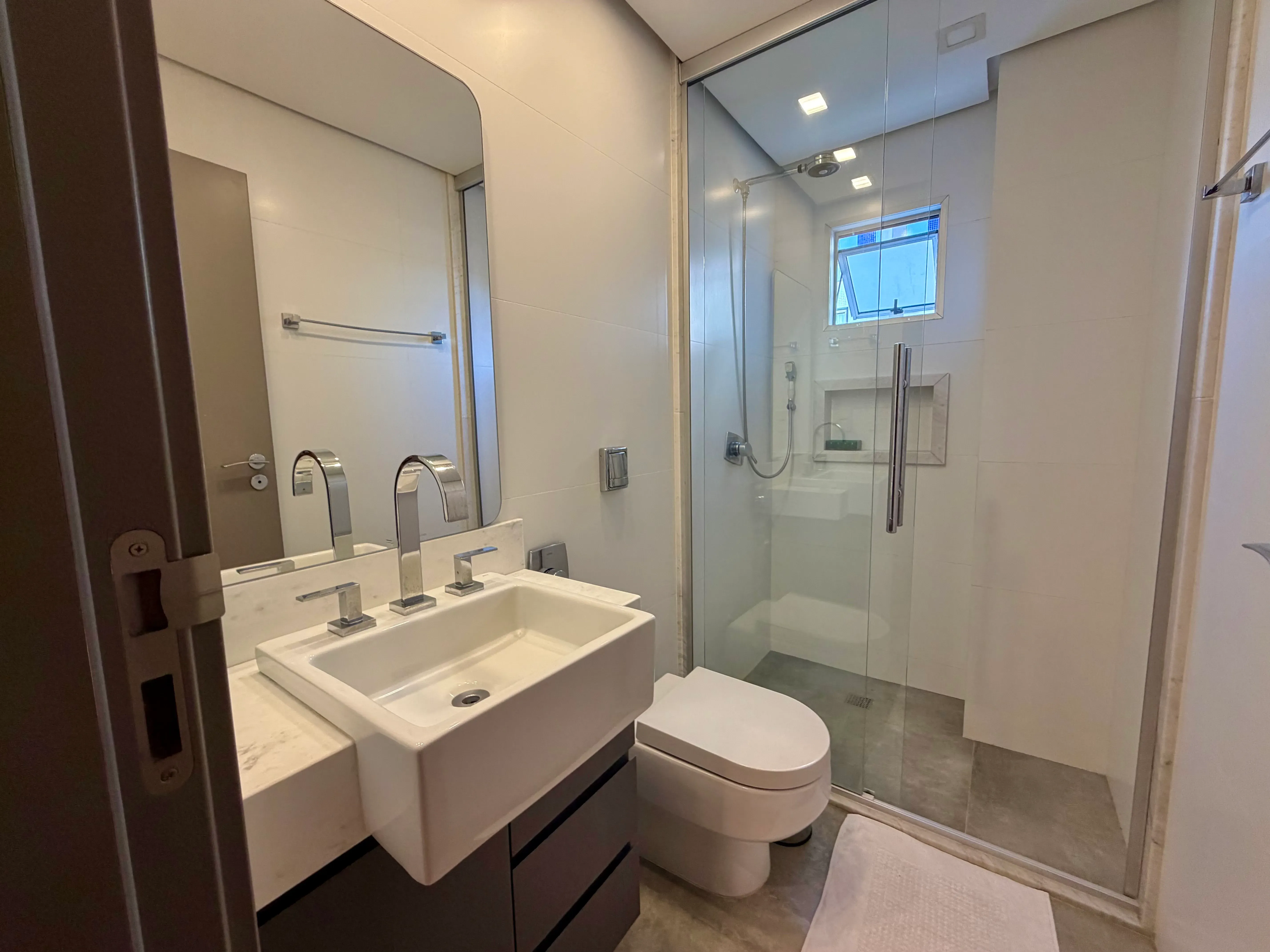 Apartamento com 3 dormitórios sendo 3 suítes e 1 vaga de garagem em Balneário Camboriú/SC