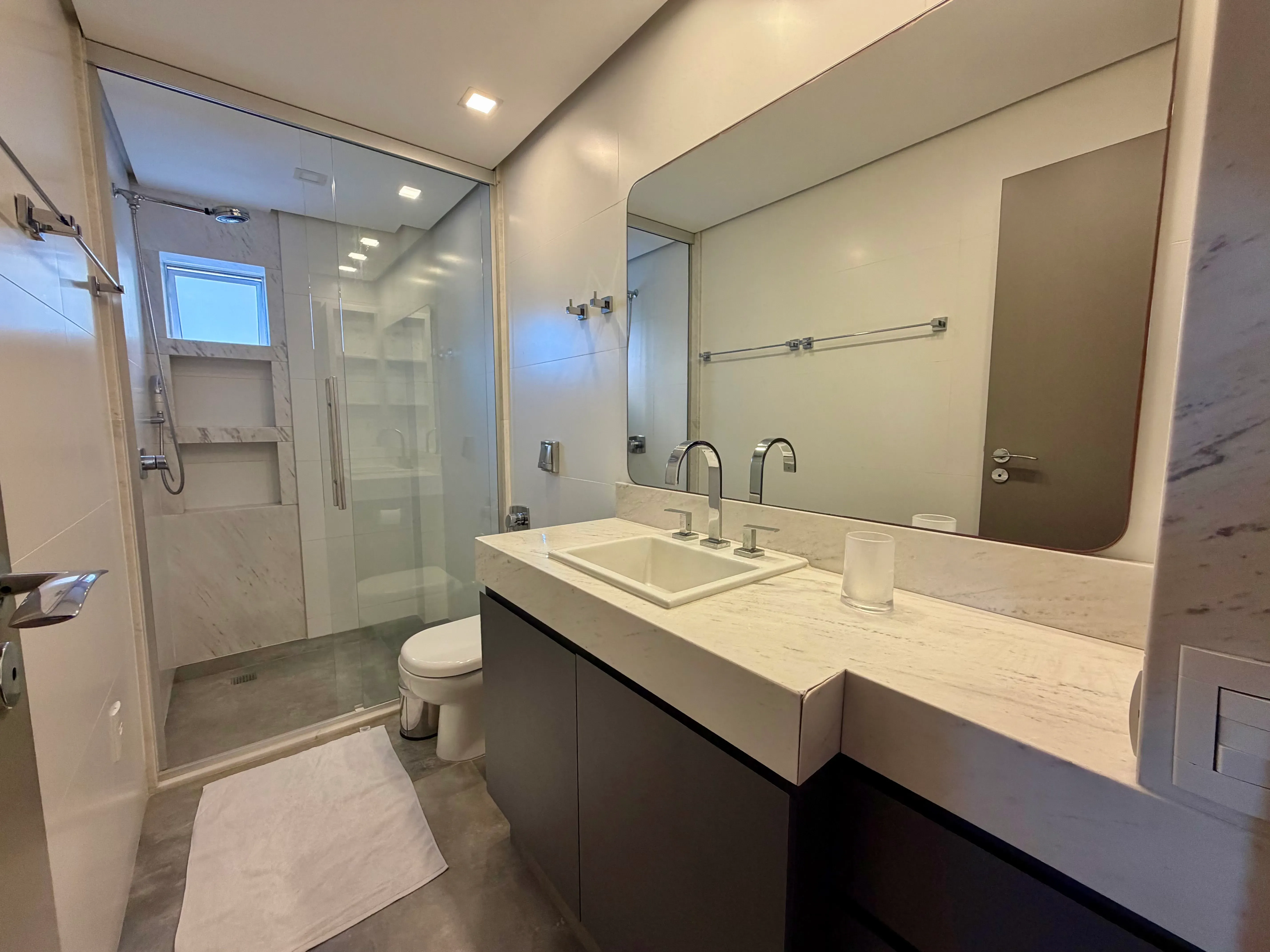 Apartamento com 3 dormitórios sendo 3 suítes e 1 vaga de garagem em Balneário Camboriú/SC