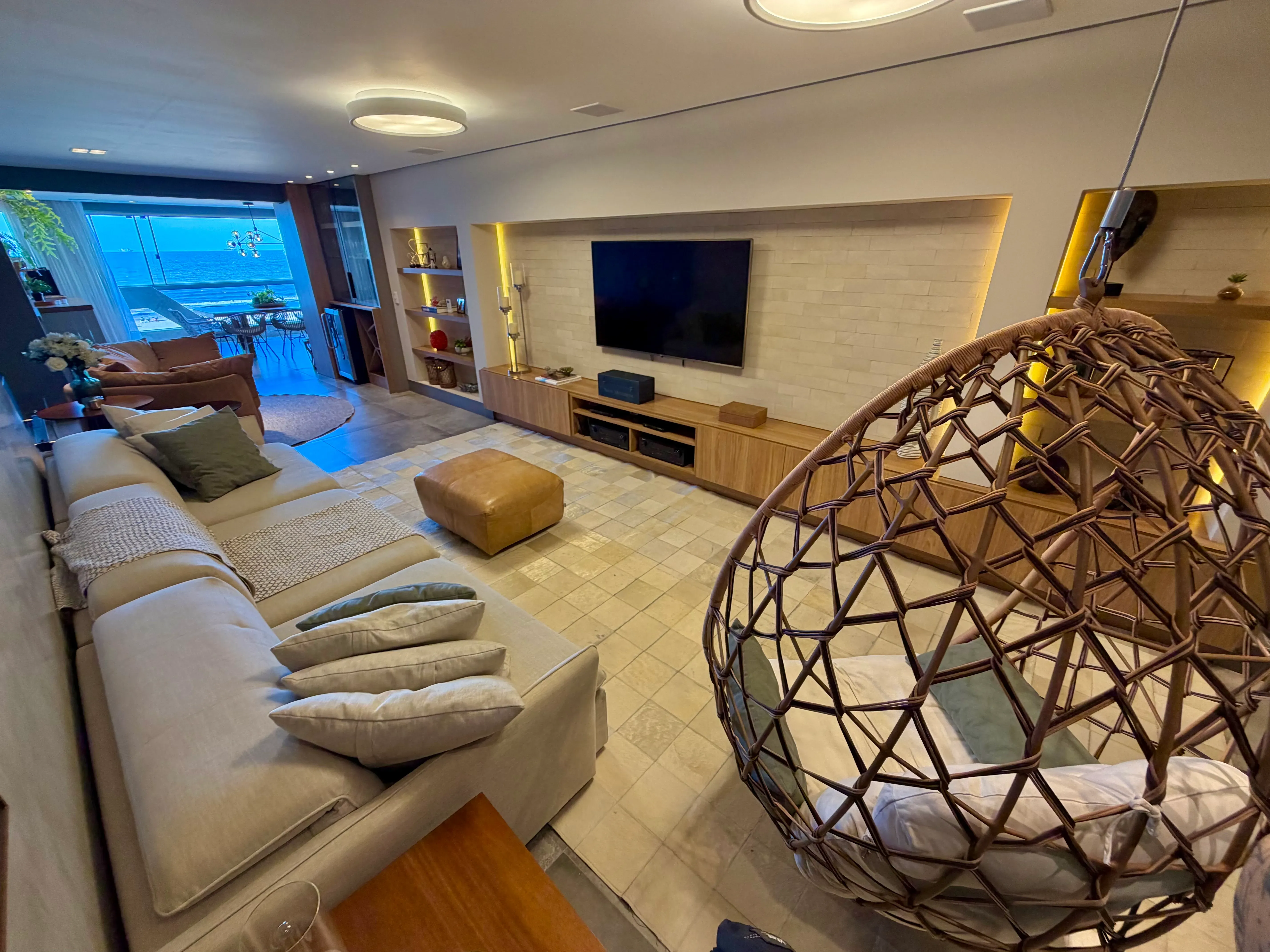 Apartamento com 3 dormitórios sendo 3 suítes e 1 vaga de garagem em Balneário Camboriú/SC