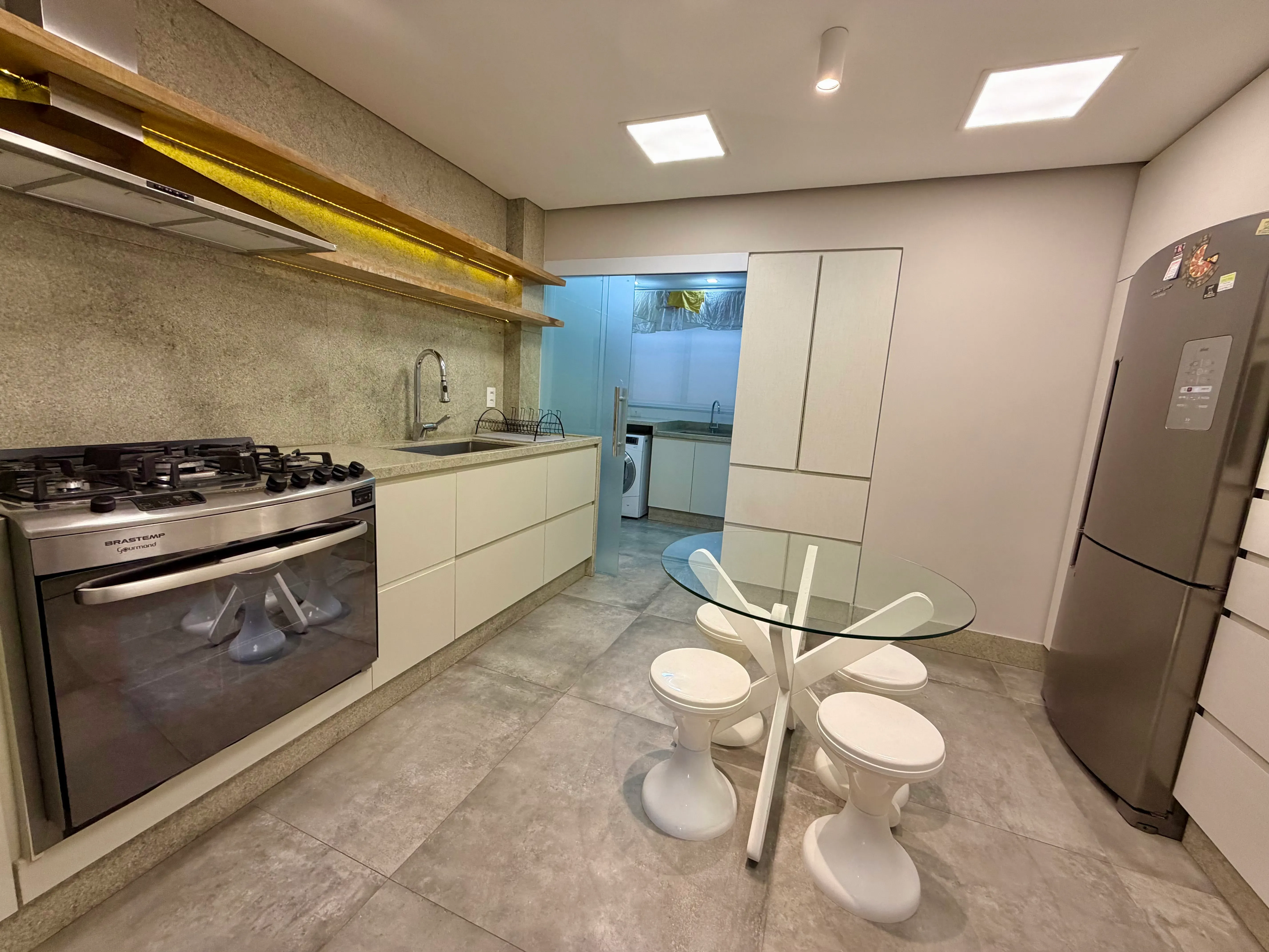Apartamento com 3 dormitórios sendo 3 suítes e 1 vaga de garagem em Balneário Camboriú/SC