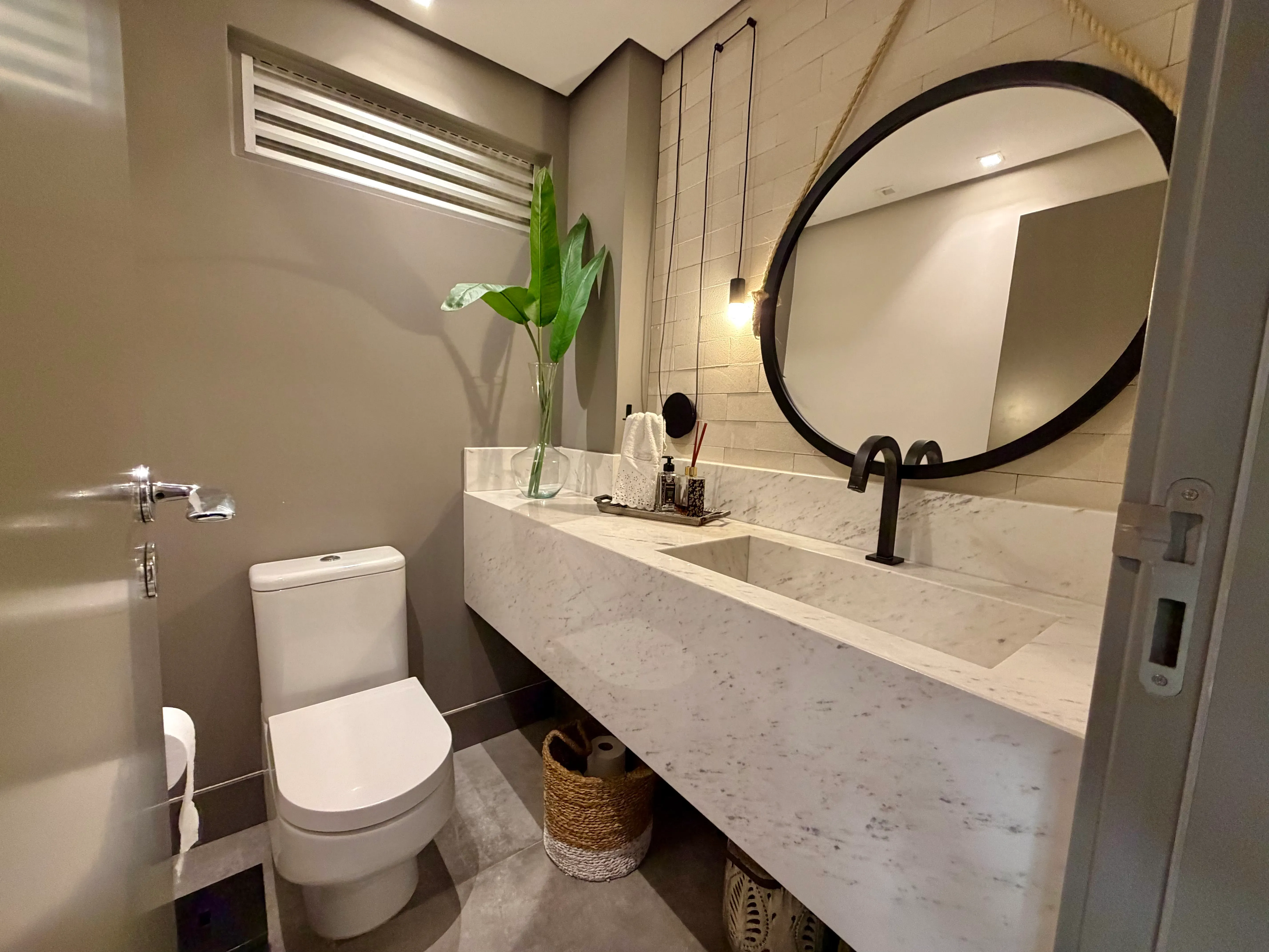 Apartamento com 3 dormitórios sendo 3 suítes e 1 vaga de garagem em Balneário Camboriú/SC