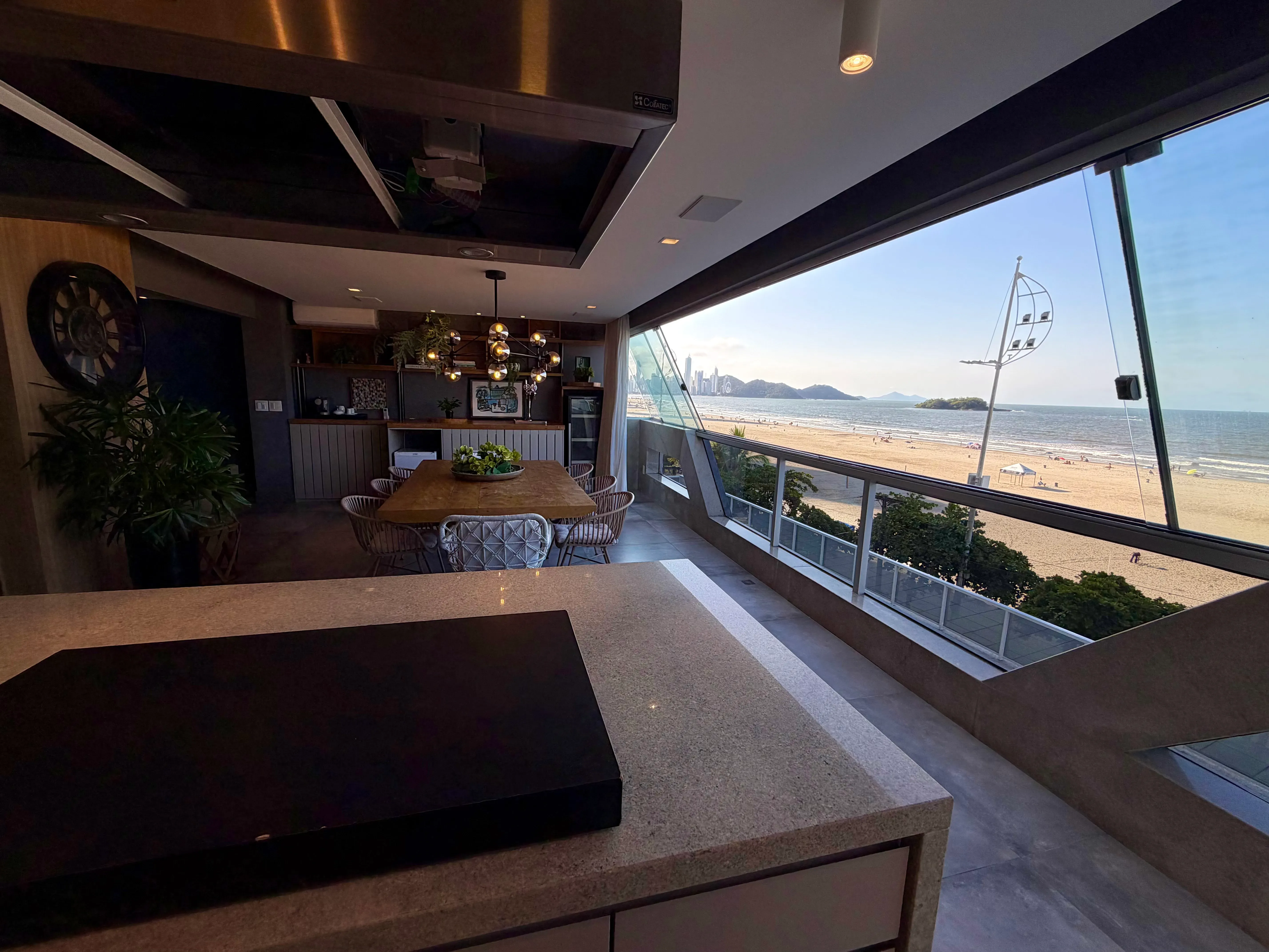 Apartamento com 3 dormitórios sendo 3 suítes e 1 vaga de garagem em Balneário Camboriú/SC