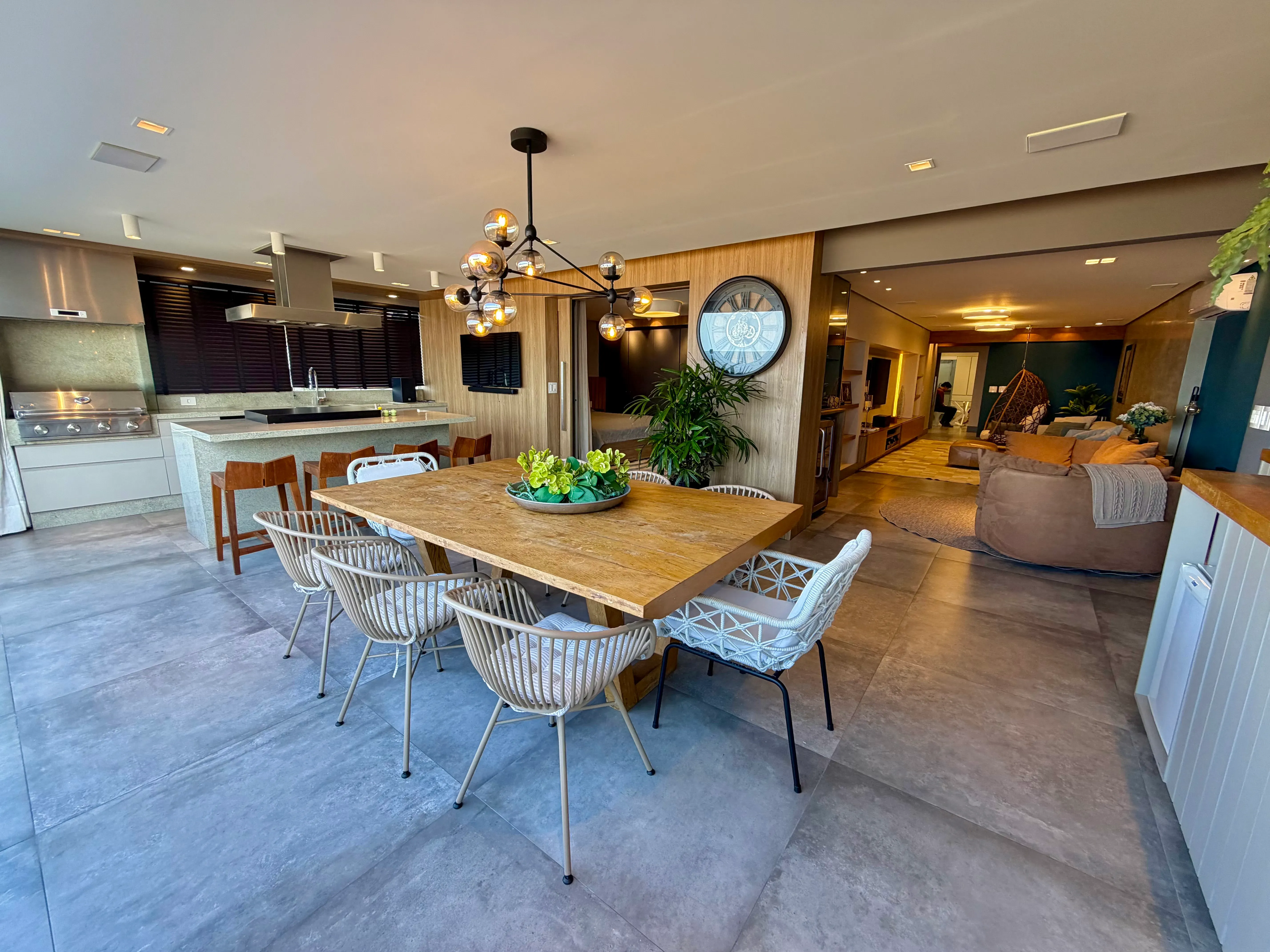Apartamento com 3 dormitórios sendo 3 suítes e 1 vaga de garagem em Balneário Camboriú/SC
