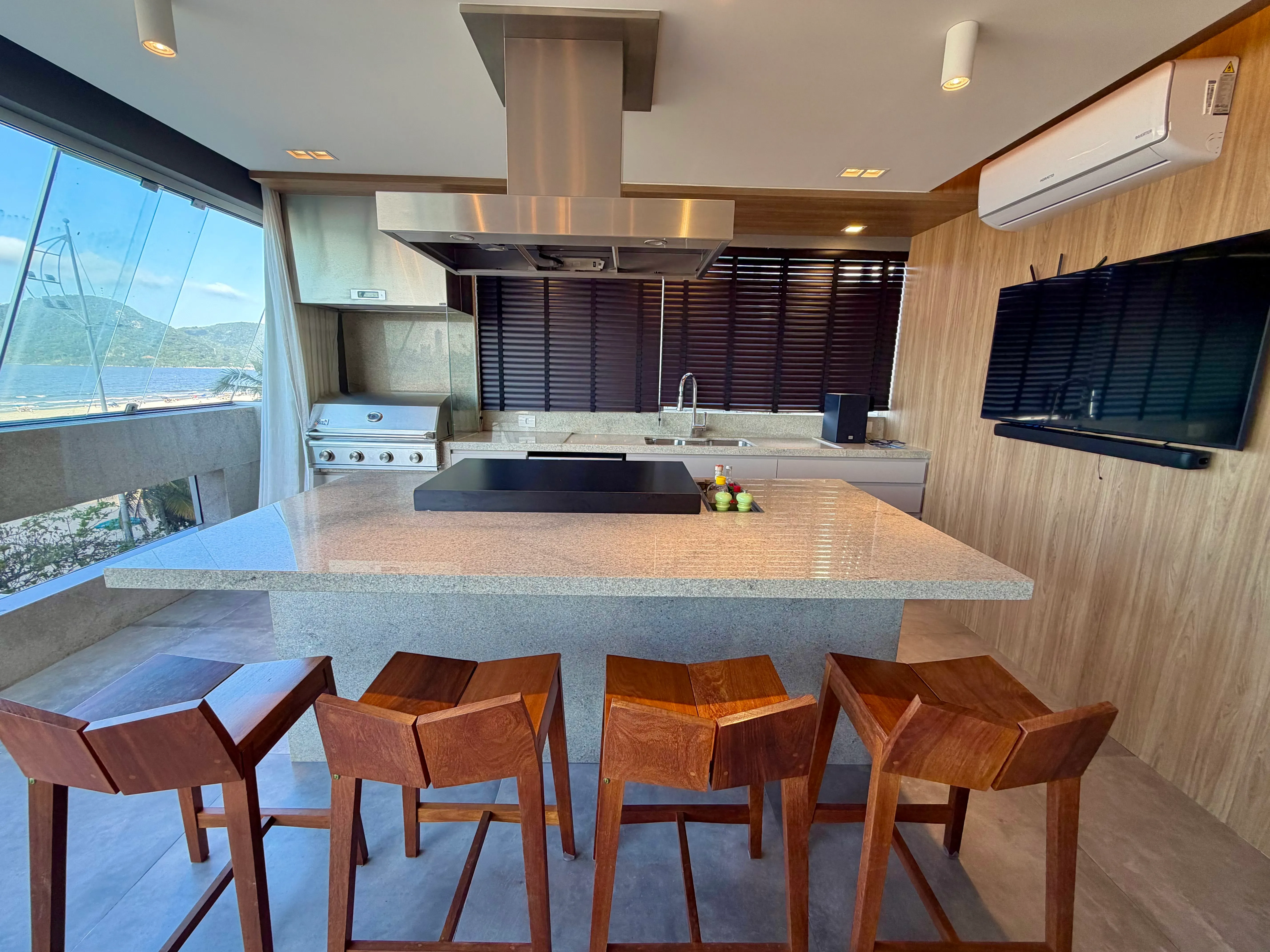 Apartamento com 3 dormitórios sendo 3 suítes e 1 vaga de garagem em Balneário Camboriú/SC