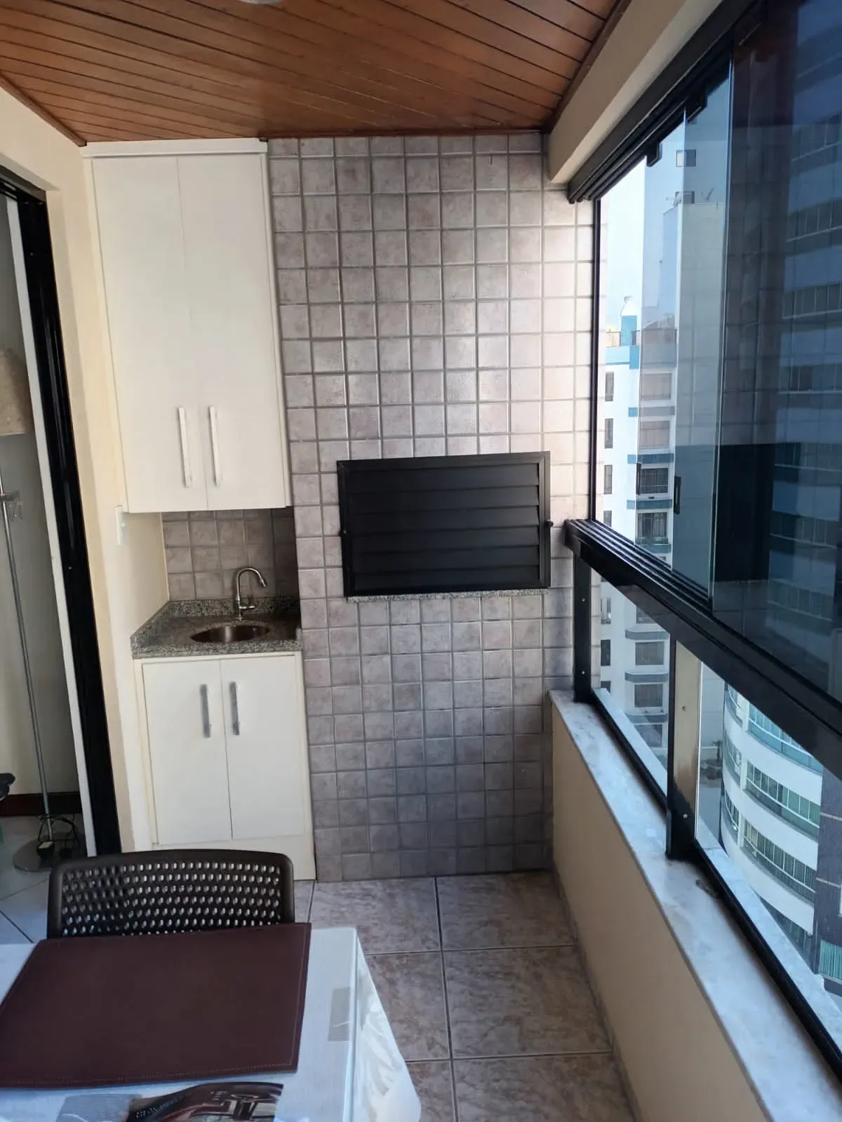 Apartamento com 720m², 3 dormitórios, 1 suíte, 2 vagas, no bairro Centro em Balneário Camboriú para Comprar