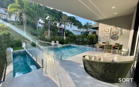 Área externa Casa Decorada no Condomínio Villa Rica