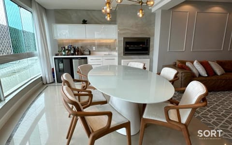 Sala de Jantar Apartamento Frente mar no Edifício Beverly Hills