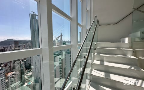 Escadaria Cobertura Duplex Vista Mar no Edifício Magnifique Tower Residence