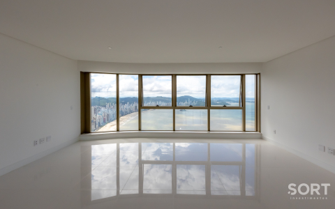 Apartamento no Edifício Yachthouse andar alto em Balneário Camboriú