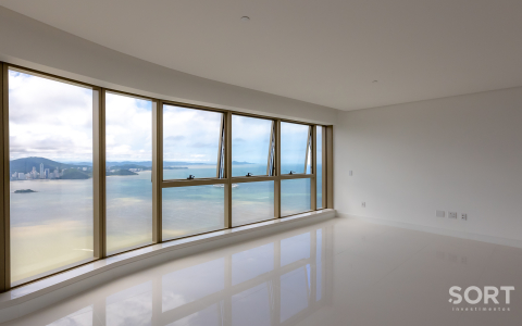 Apartamento no Edifício Yachthouse andar alto em Balneário Camboriú