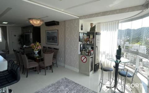 Amplo Apartamento no Edifício Costa Arvoredo