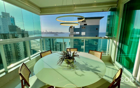 Mesa Jantar Apartamento Vista Mar no Edifício Luar Biasa