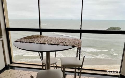 Vista Apartamento Frente Mar no Edifício Cosmos Torre Halley